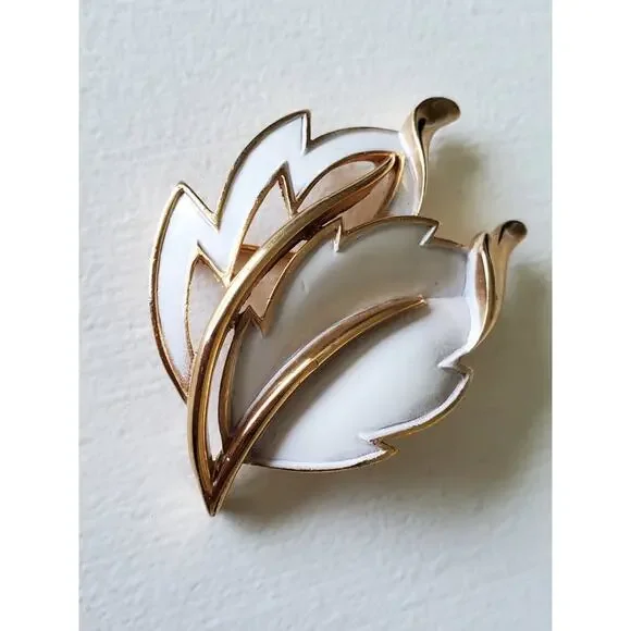 Vintage Crown Trifari Designer White Enamel Leaf Brooch - Picture 2 of 4